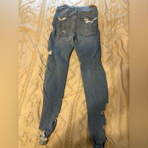American Eagle high-rise women’s ripped jegging, 6 Long. Worn a few times.